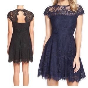 KEY-HOLE back lace dress